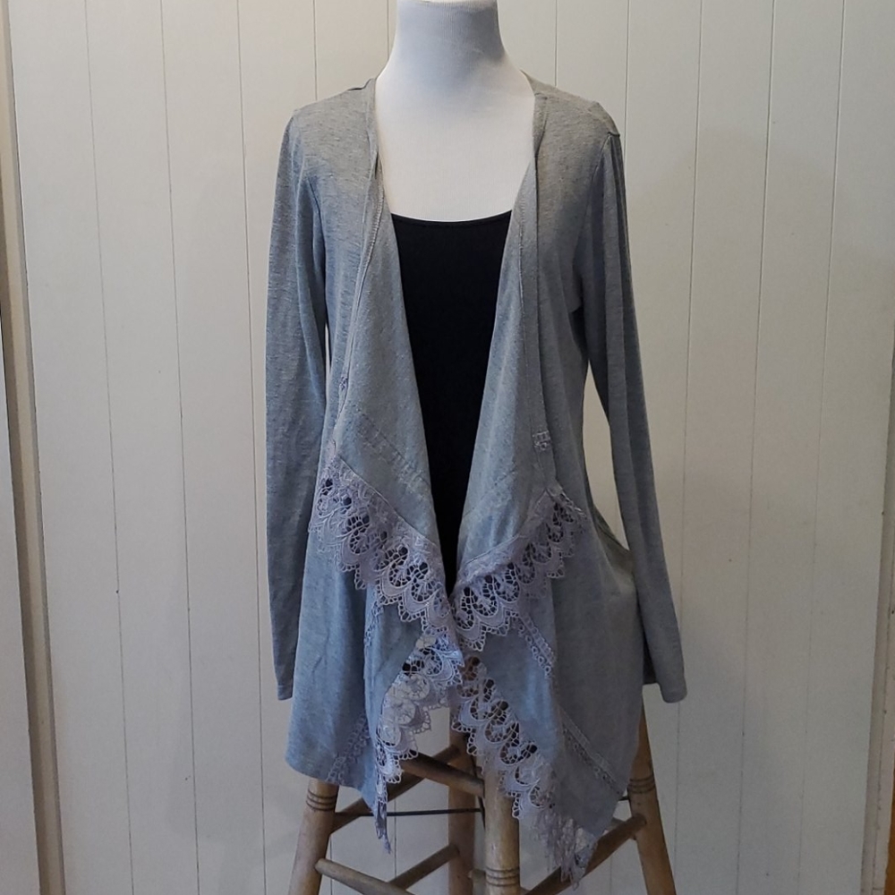 Lightweight long-sleeved cardigan